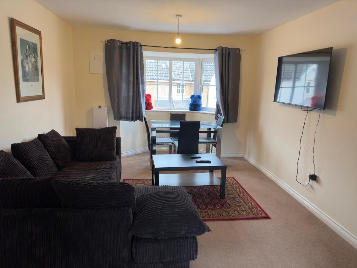 Lovely 2 Bedroom Family Holiday Home Thamesmead  Bagian luar foto