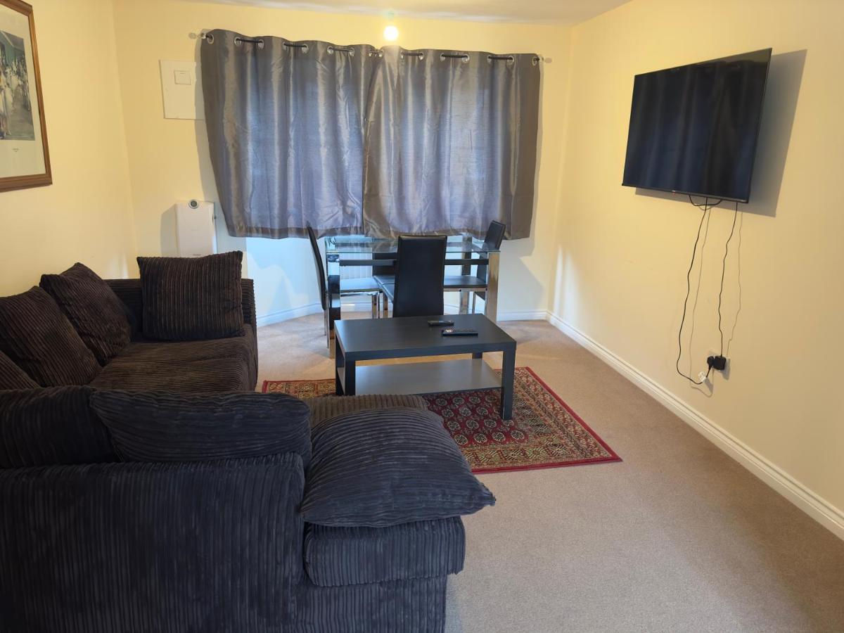 Lovely 2 Bedroom Family Holiday Home Thamesmead  Bagian luar foto