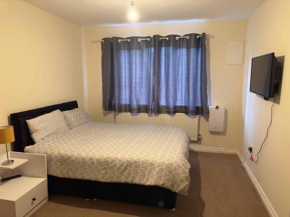 Lovely 2 Bedroom Family Holiday Home Thamesmead  Bagian luar foto