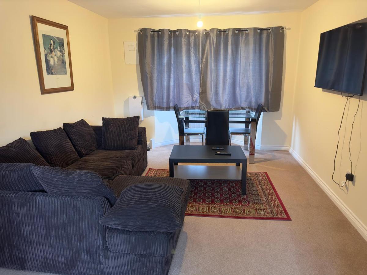 Lovely 2 Bedroom Family Holiday Home Thamesmead  Bagian luar foto