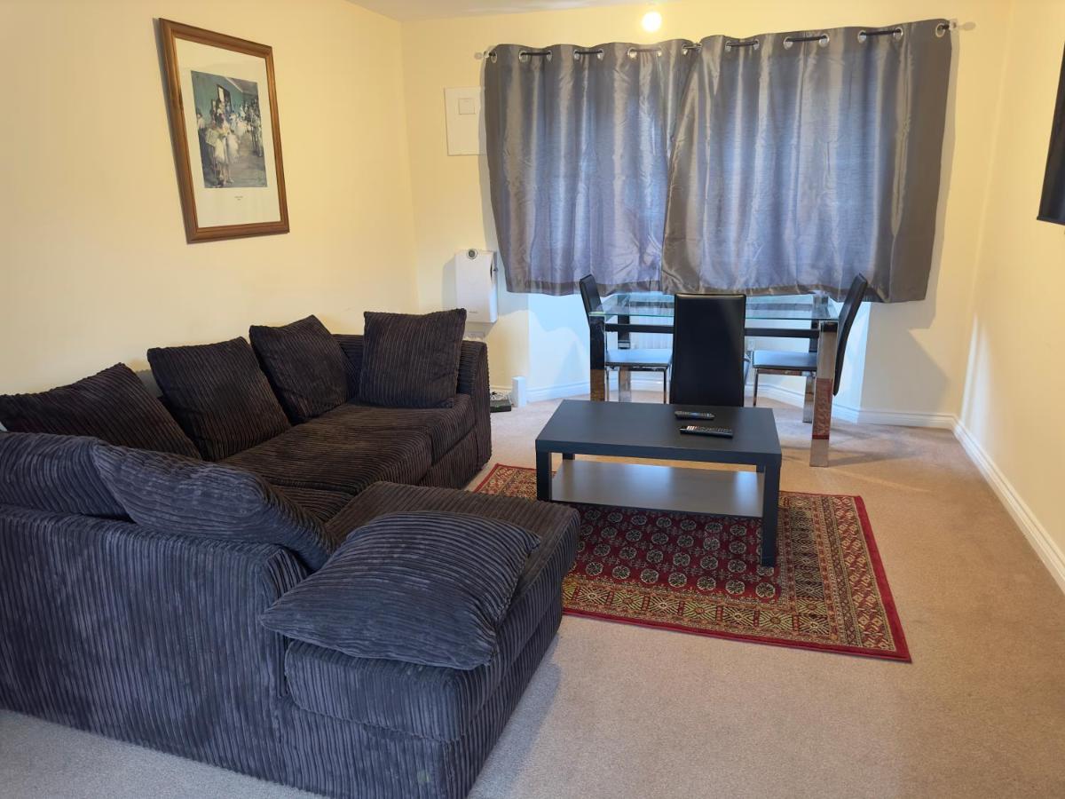 Lovely 2 Bedroom Family Holiday Home Thamesmead  Bagian luar foto