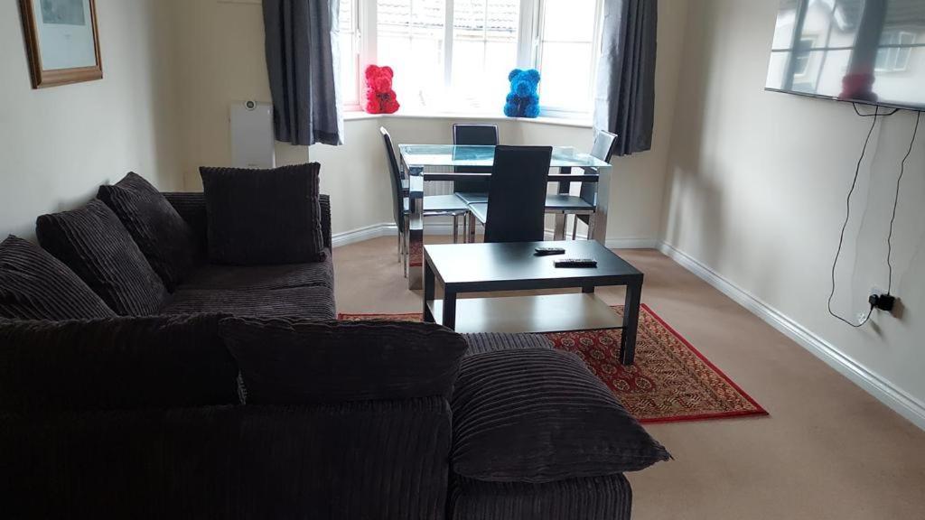 Lovely 2 Bedroom Family Holiday Home Thamesmead  Bagian luar foto